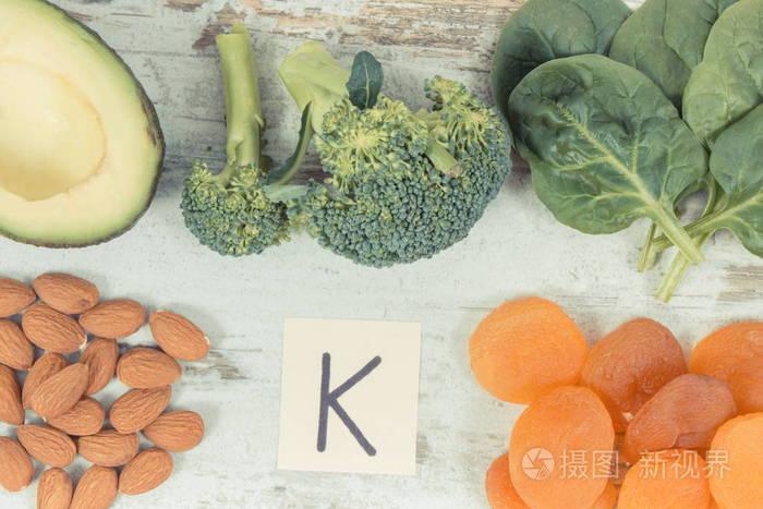 复古照片新鲜水果和蔬菜含有维生素k膳食纤维和矿物质的健康营养概念